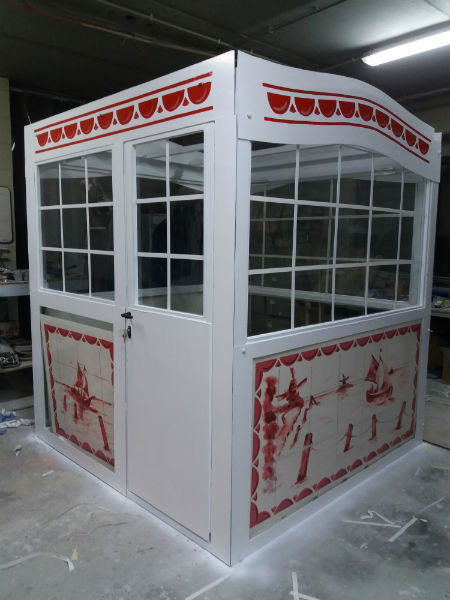 image of control room, control house, control house, thematization house, house in polyester, theatralization, theatralization house, theatralization cubicle, carousel house, prefab loft in polyester, controlhouse for fairground attraction, service cubicle for carousel, decor construction, thematization, theatralization