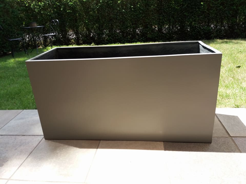 afbeelding van polyester bloembak, bloembak op maat, flowerbox, flowerboxes, planterbox, planterboxes, polyesterdesign, design in polyester, tuindecoratie, tuindecoratie in polyester, bloembak op maat, plantenbak, kruidenbak, kruidenbox, blowups, props, achtergronddecor, toneel decor, film decor,polyesterdecoratie, polyester winkeldecoratie, winkeldecoratie, polyesterwerk, polyesterproject, polyester design, animatiepark, pretpark, polyester in pretpark,polyester indoorpark, speeltuig in polyester,tiki stijl, kunst, attractie, attractiepark, decor, decorbouw, attractie voor pretpark, figuur in polyester