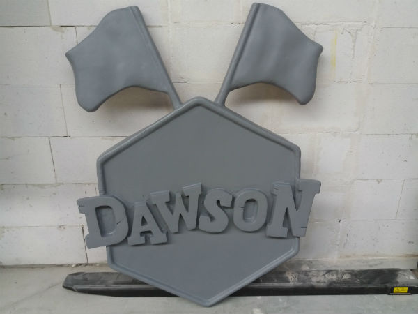 afbeelding van logo dawson duel, 3D logo, logo in fiberglass, sculpting, decoration in fiberglass, thematisation, theming, eyecatcher,set decoration, themeparc prop, themeparc logo, fiberglass prop, eyecatcher in fiberglass