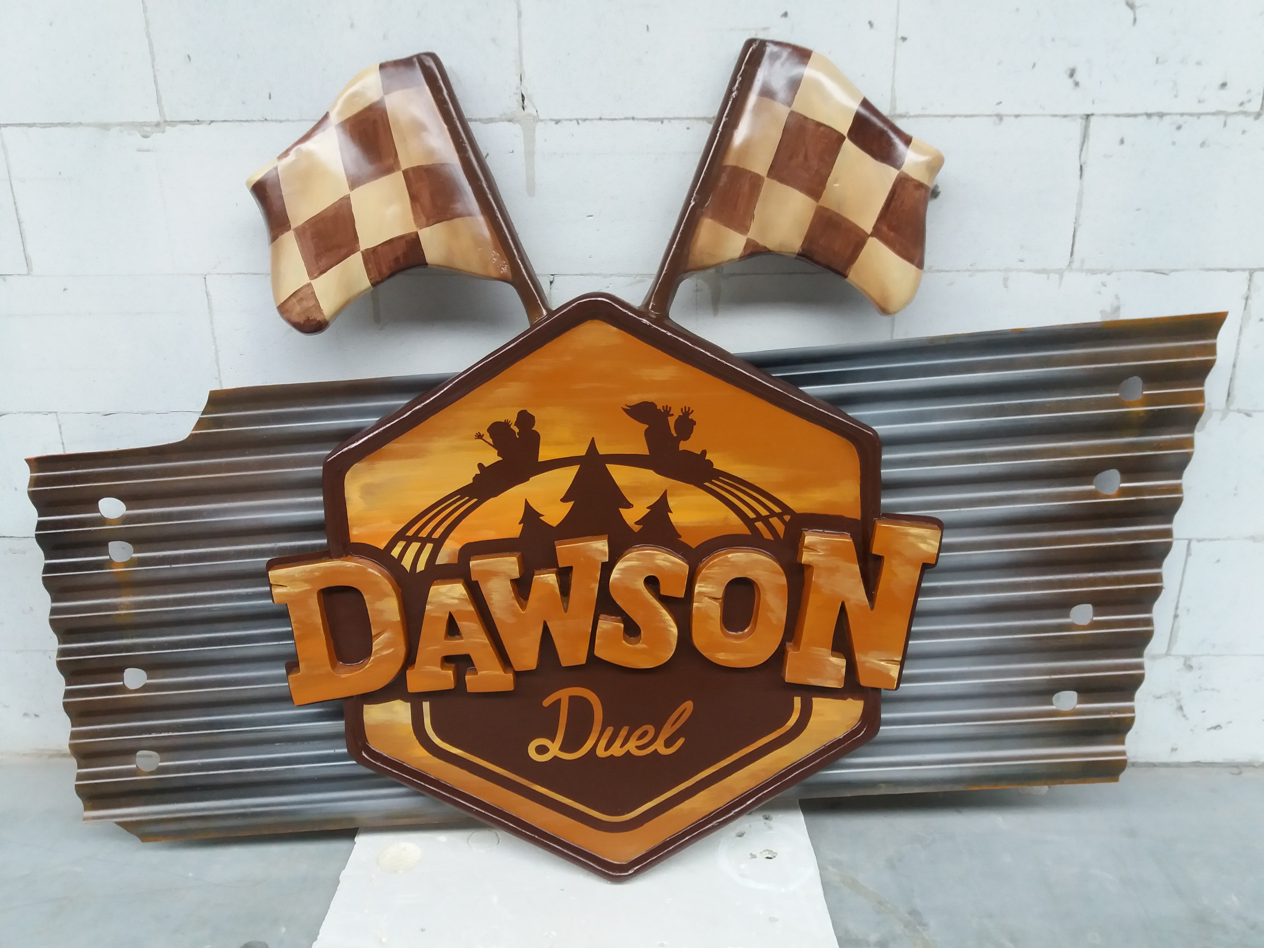 afbeelding van logo dawson duel, toegangsbord dawson duel, 3D logo, logo, sculpteren, decorbouw, thematisatie