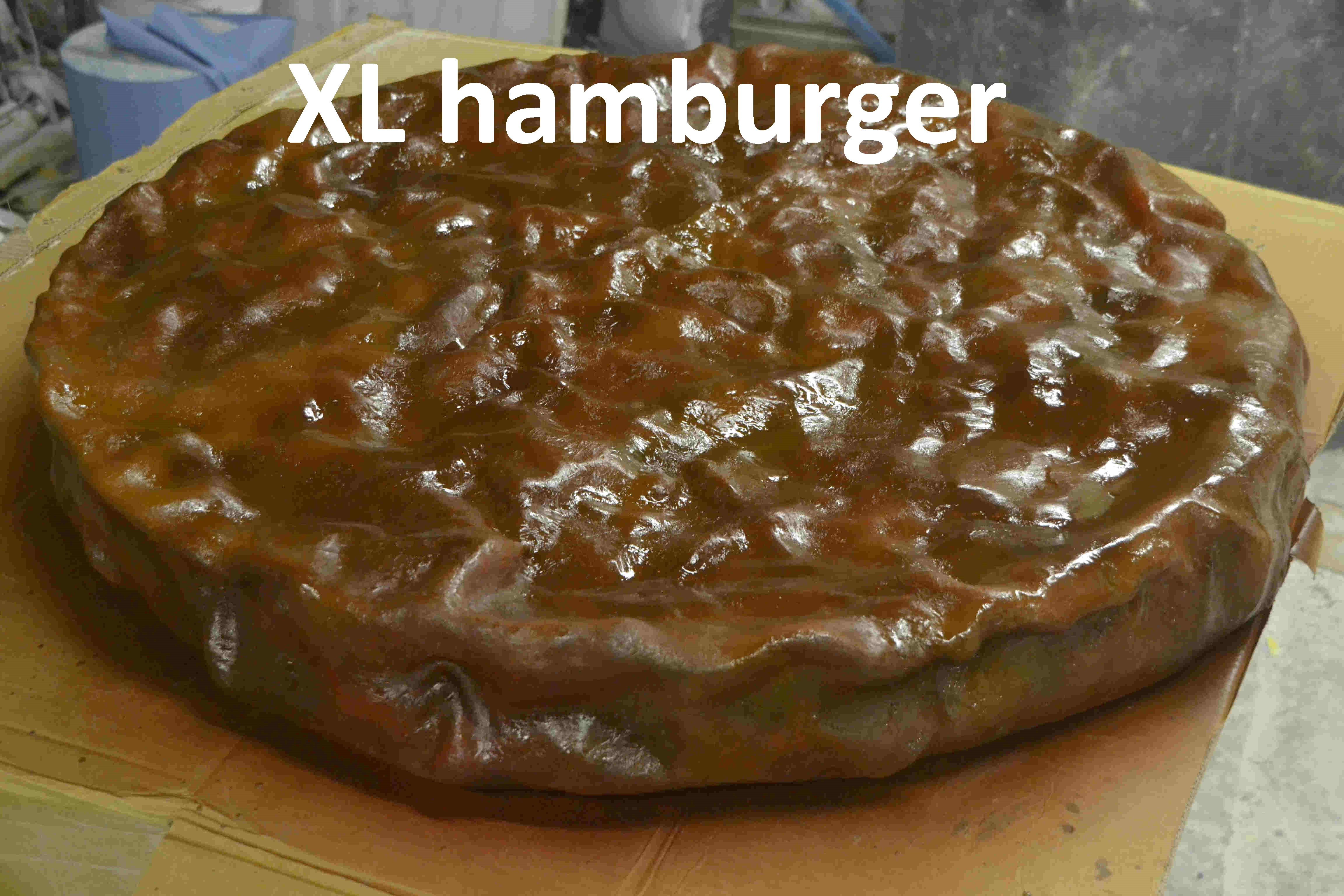 afbeelding van een xl hamburger, hamburger en polyester , hamburger en fibres de verre, parc d'attraction, sculpture en polyester, sculpture en fibres de verre, sculpture en 3D