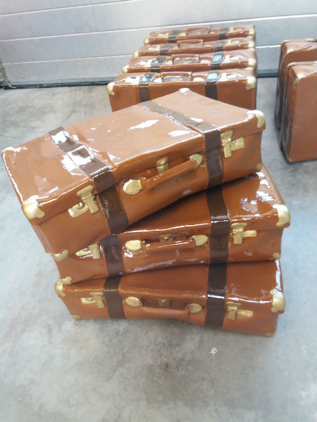 image of fiberglass suitcase, travel case in fiberglass, replica travel case, suitcase as set desoration, prop, set decoration, set prop, stage prop, stage prop, TV prop, decor construction, prop, set decoration, props, blowups