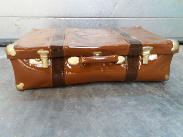 image of fiberglass suitcase, travel case in fiberglass, replica travel case, suitcase as set desoration, prop, set decoration, set prop, stage prop, stage prop, TV prop, decor construction, prop, set decoration, props, blowups