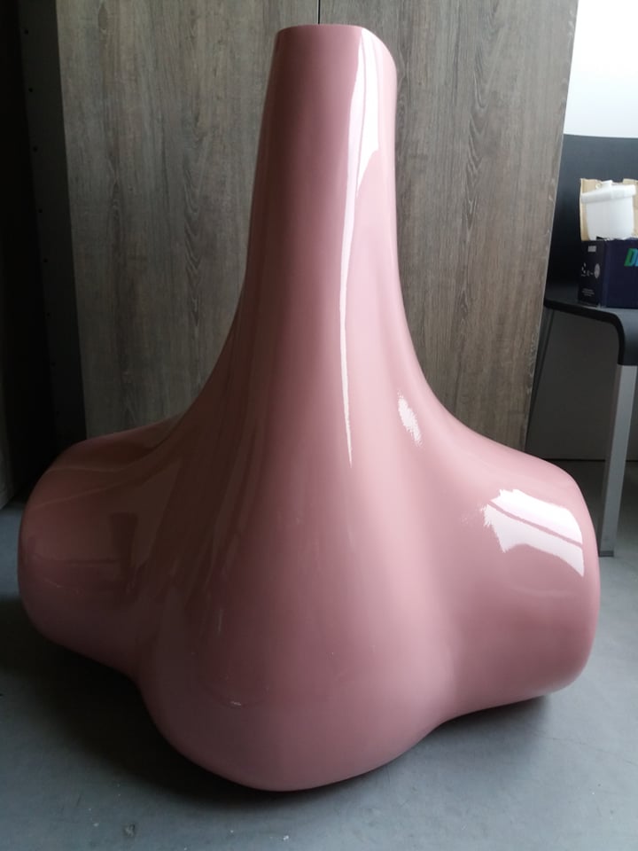 afbeelding van neus, neus in polyester, kunstof neus, polyester neus, 3D neus, grote neus, design neus, eyecatcher, blikvanger, blow up, kunststof desing, polyester design, muurdecoratie, winkeldecoratie, etalagedecoratie, wanddecoratie, theatralisatie, xl neus, kunstneus, roze neus, kunstbeeld, kunstobject, sculpteerwerk, sculpteren